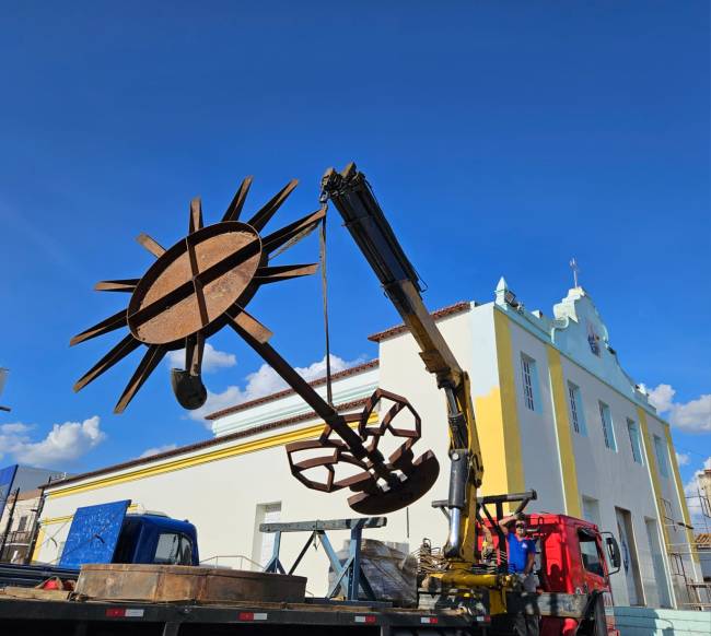 Escultura do Corisco, em homenagem a Othon, feita pelo artista Edmilson Santana