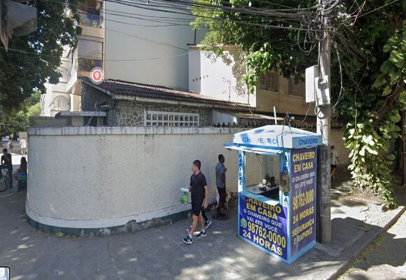 O imóvel fica na esquina com a Maria Angélica