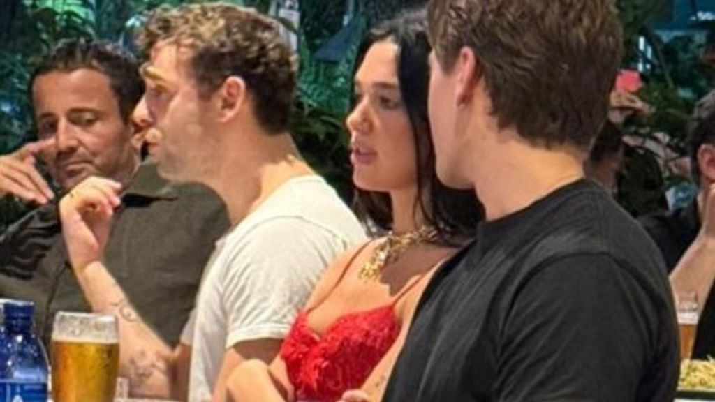 Dua Lipa bebe chope e come churrasco em restaurante tradicional da Gávea