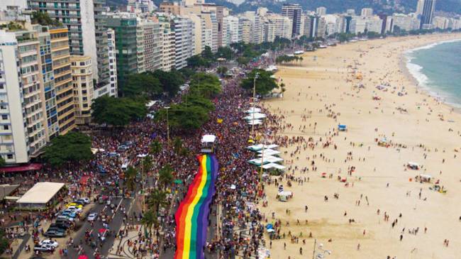 Rio de Janeiro celebra 30ª Parada do Orgulho LGBTI em Copacabana