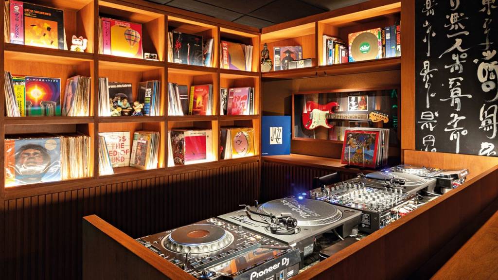 [111]: ouvir, comer e beber em Copacabana