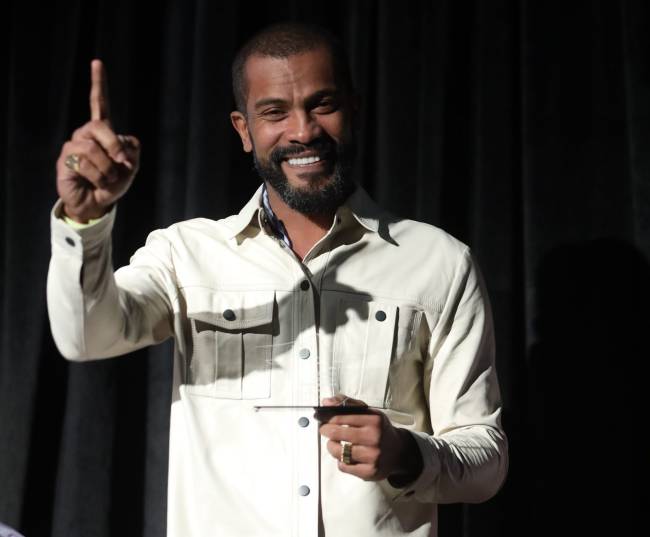 Samuel de Assis com o troféu de Melhor Ator