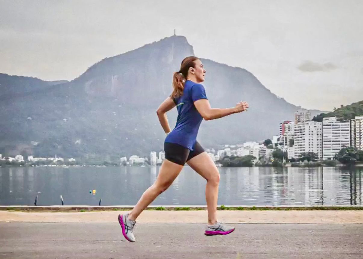 Renee Assayag, idealizadora do Movimento Azul, corre na Lagoa Rodrigo de Freitas, onde será realizado o evento, no domingo, 9