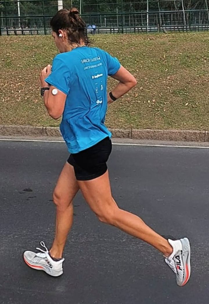 A triatleta Laura Marques correndo com seu 