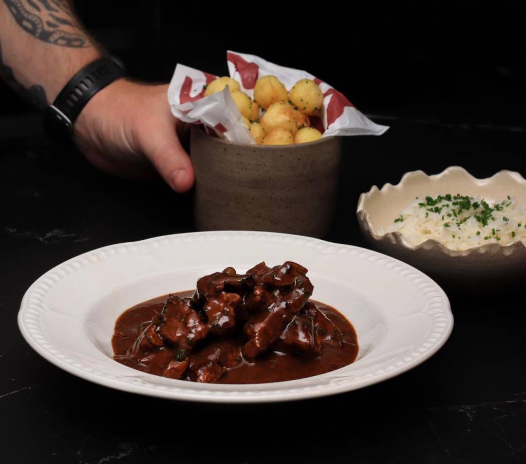 Chef Pedro Coronha, do Koral, ensina sua receita de Strogonoff au Poivre