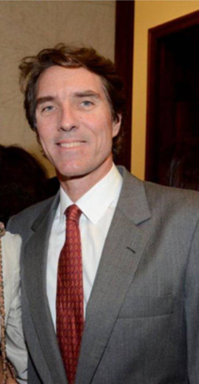 A outra versão de Phil Haegler, de terno e gravata