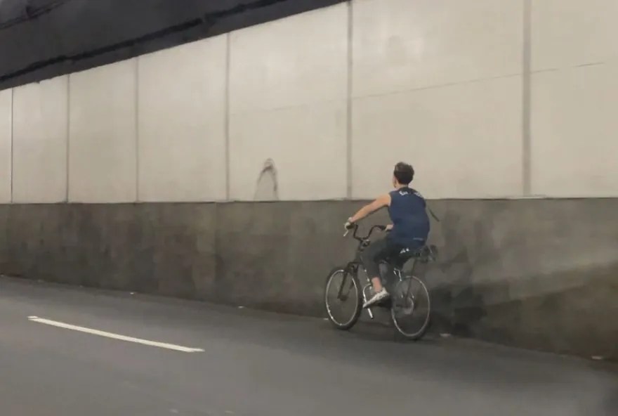 Túnel Rebouças: homem é flagrado em bicicleta motorizad