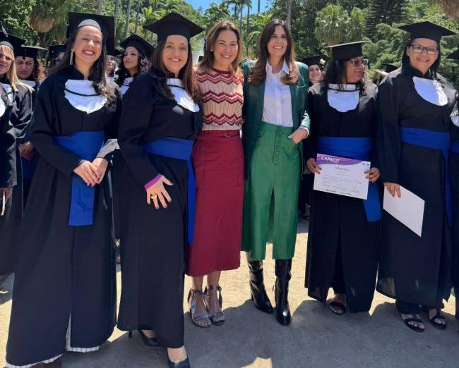 Heloisa Aguiar e Cláudia Romano com algumas das formandas