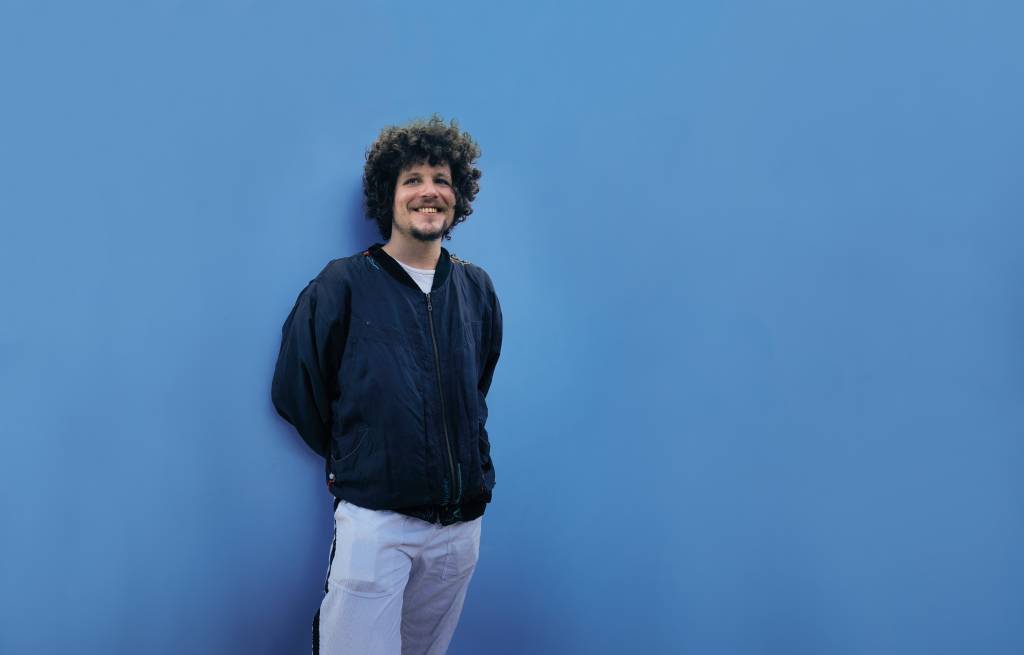 “Sou eu exacerbadamente”, diz Chico Chico sobre performance no palco