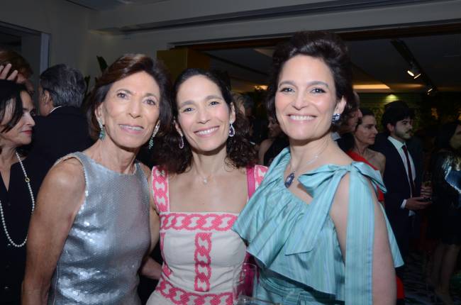 ADALGISA CAMPOS DA SILVA E AS FILHAS MARIA GABRIELA MENEZES CORTES E ADALGIISA QUEIROZ VIEIRA