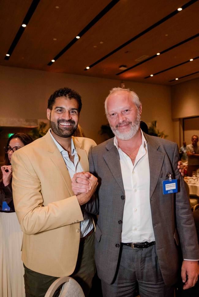 Os cônsuleses Anjoum Noorani (britânico) e Massimiliano Iacchini (italiano)