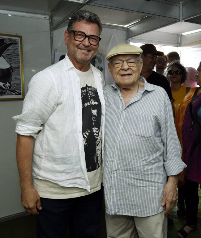 O curador da exposção, Padre Celso Anunciação, e Othon Bastos