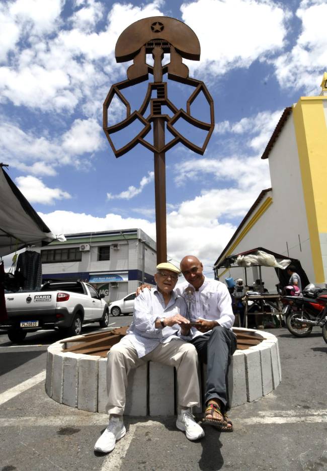 Othon Bastos e Edmilson Santana, o artista que fez o monumento Corisco