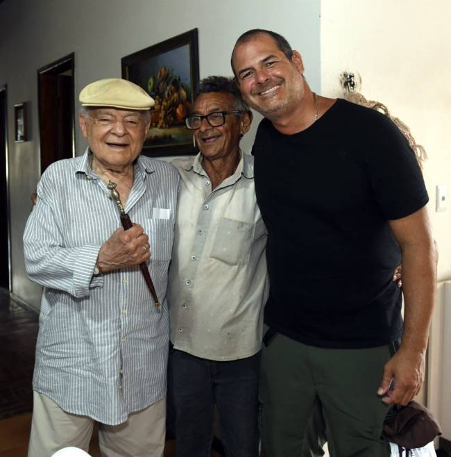 Othon Bastos segurando o punhal do Lampião com o primo José Acbal e o filho Pedro Bastos