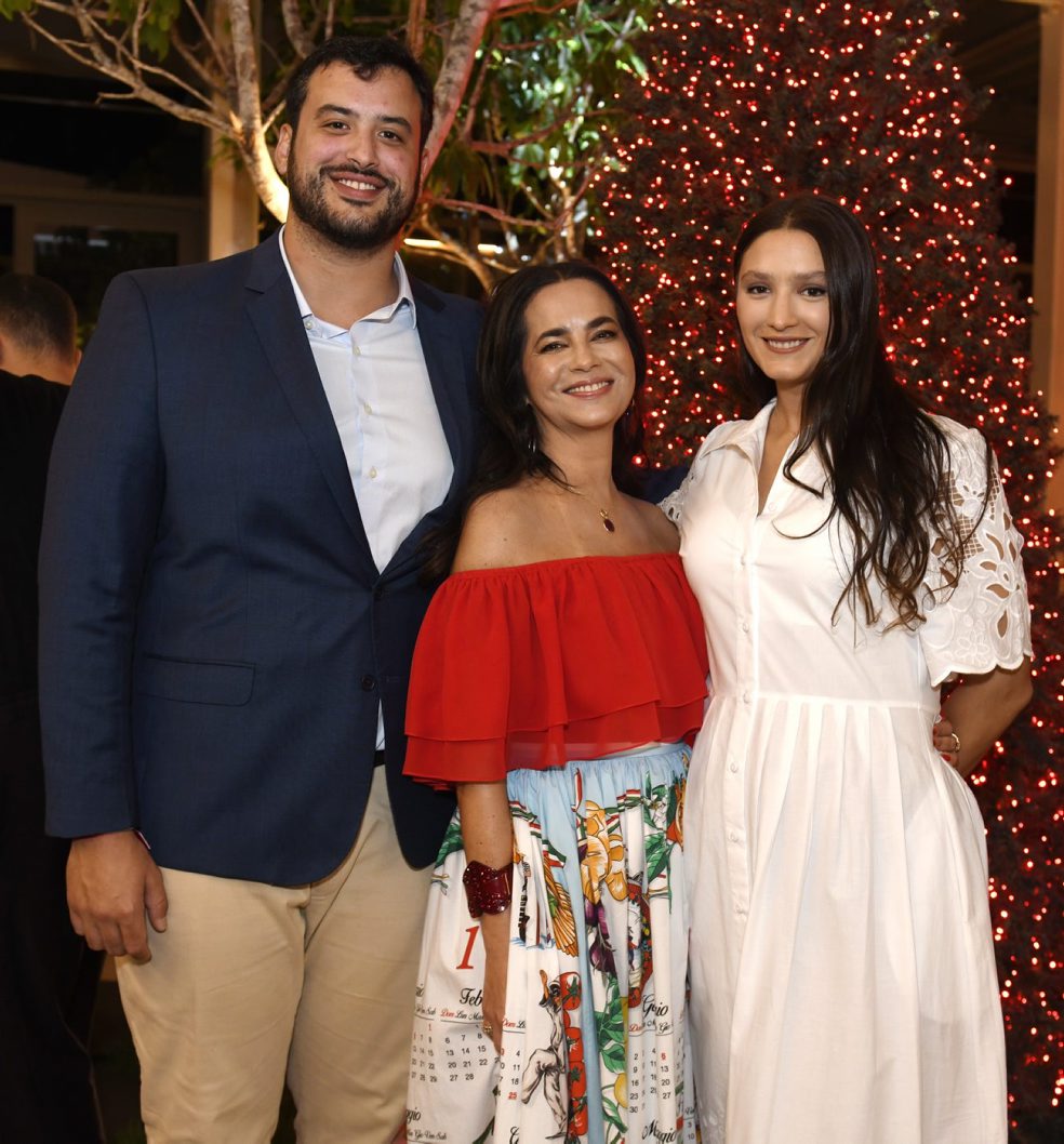 _DSC6776 Ione Costa entre seus filhos - PEPO e Helena Costa - 45 ANOS SHOPPING RECIFE - DEZ 2025 - CG