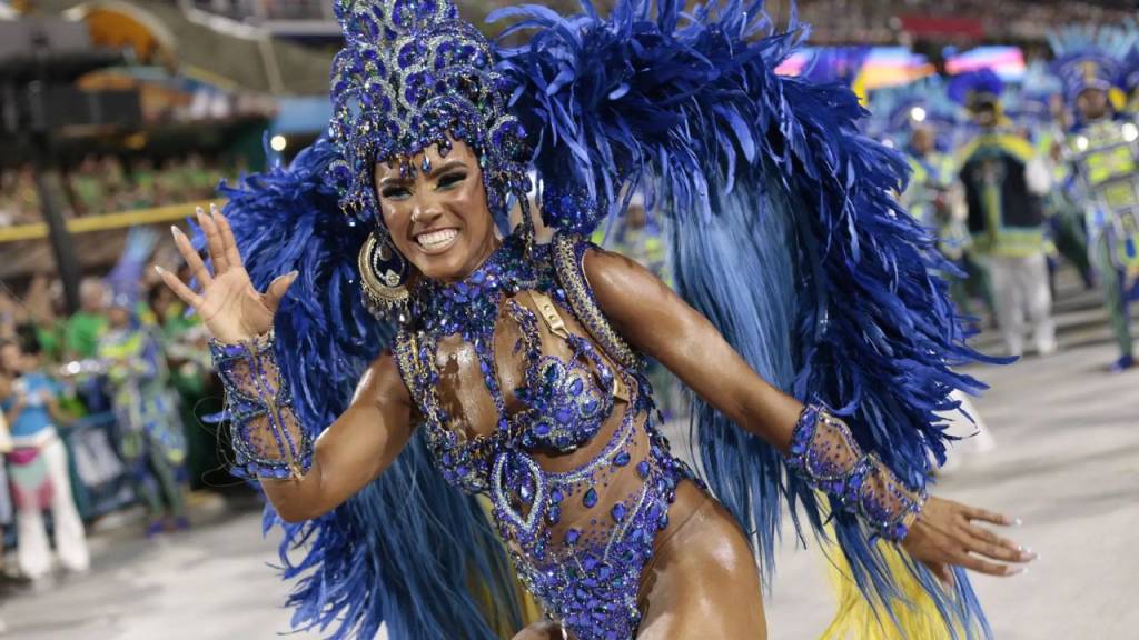 Cria do samba, Mayara Lima dá show em ensaio de rua do Paraíso do Tuiuti