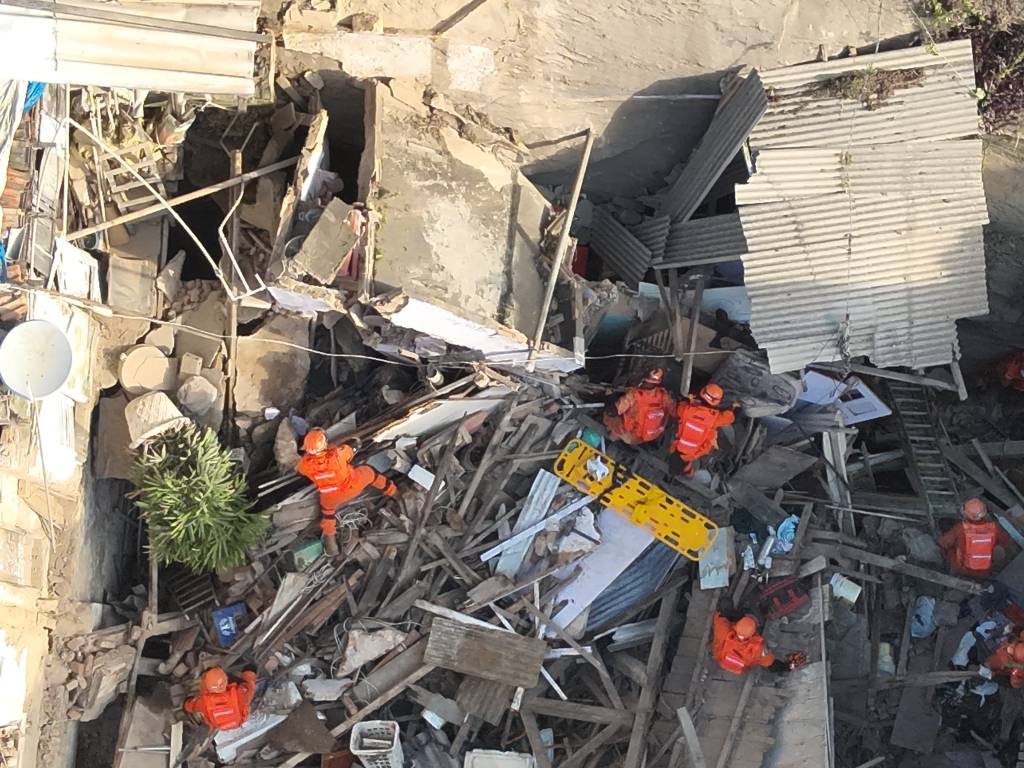 Casarão desaba no Catete e deixa pelo menos dezessete feridos