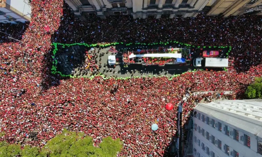 Quantas pessoas participaram da festa do Flamengo no Centro