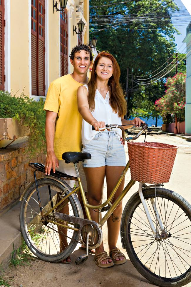 Expedição de Verão: Casal Daniel Cantalice e Tayná Chaves embarcou para Paquetá de canoa havaiana