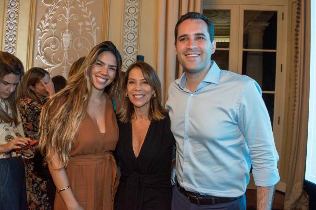 Victoria Henriques e Eduardo Cavaliere com Isabel Gimenes _