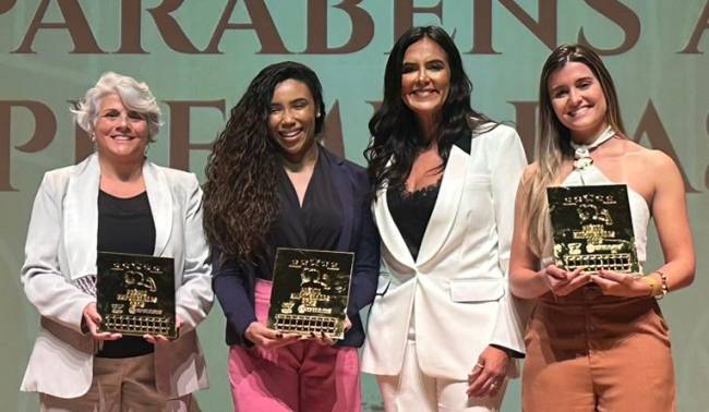 A juíza Lysia Mesquita, da vara da infância e juventude do TJ/RJ; Evelyn Bastos - diretora cultural da LIESA, rainha de bateria e presidenta da Mangueira; Erica Paes, fundadora do Programa Empoderadas; e Gabriela Cruz, inspetora da DCAV (Delegacia da Criança e do Adolescente Vítima)