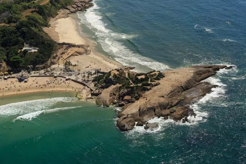 Vestígios: Arpoador segue sem pudor depois de 1 ano do “surubão” (vídeo)