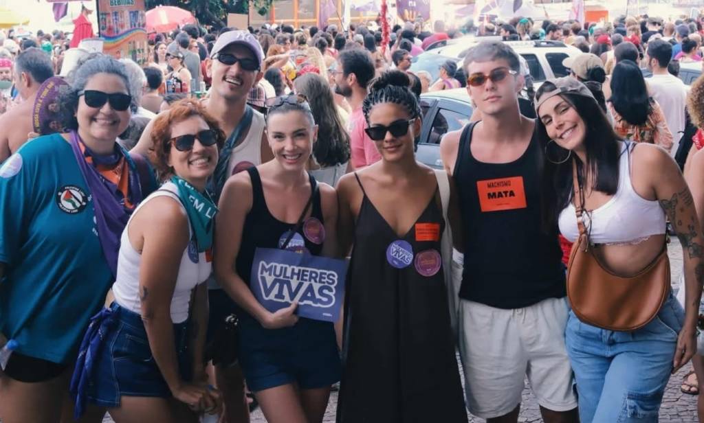 Bella Campos e Alice Wegmann participam de protesto contra feminicídio