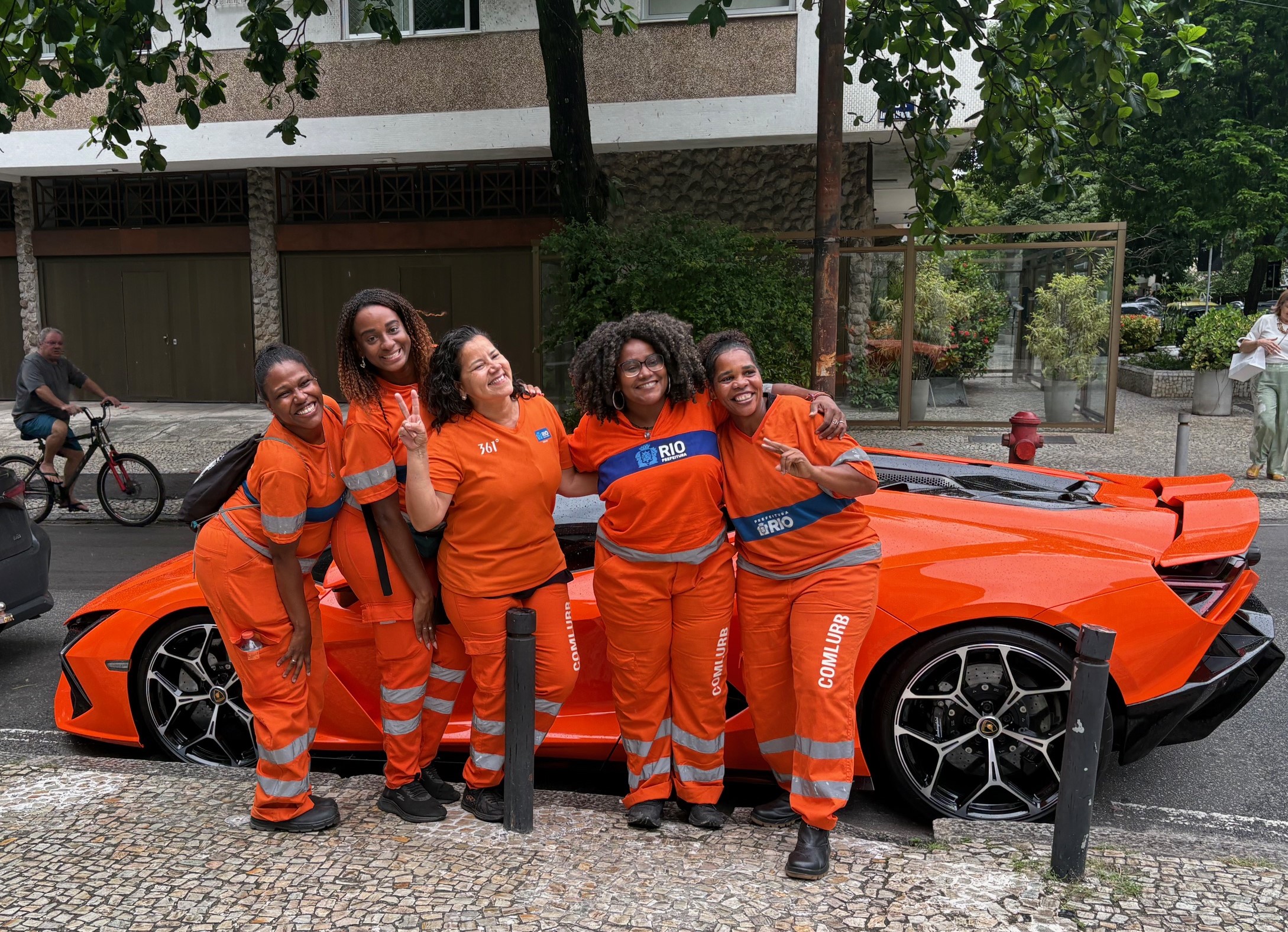 Do lixo ao luxo: a Mclaren e as garis — algo se compara à alegria carioca?