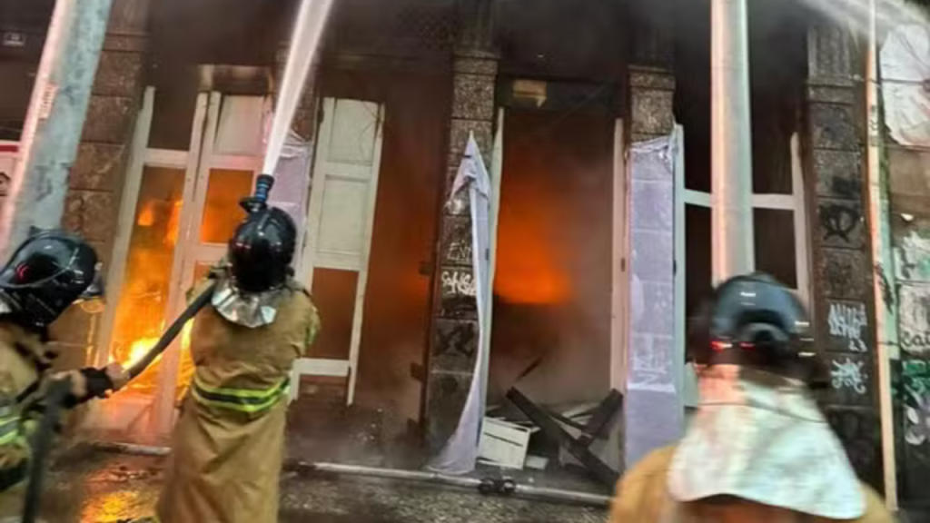 Incêndio em boate na Rua do Riachuelo deixa uma pessoa ferida
