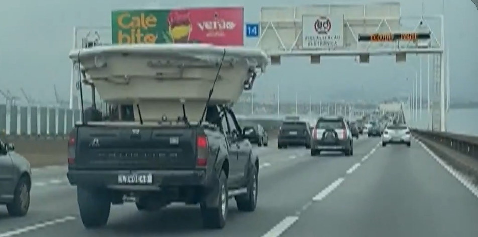 Picape é flagrada levando banheira de hidromassagem na Ponte Rio-Niterói