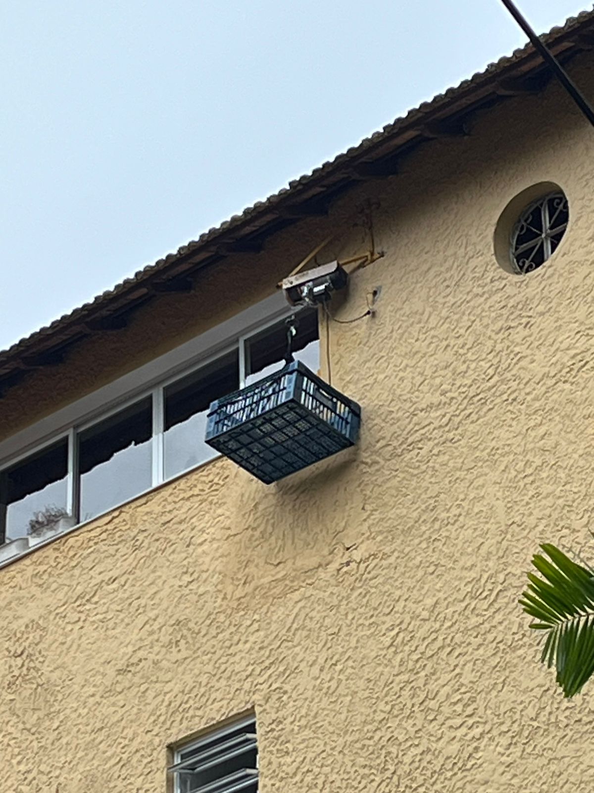 Entrega por “teleférico”: o jeitinho carioca nunca falha  