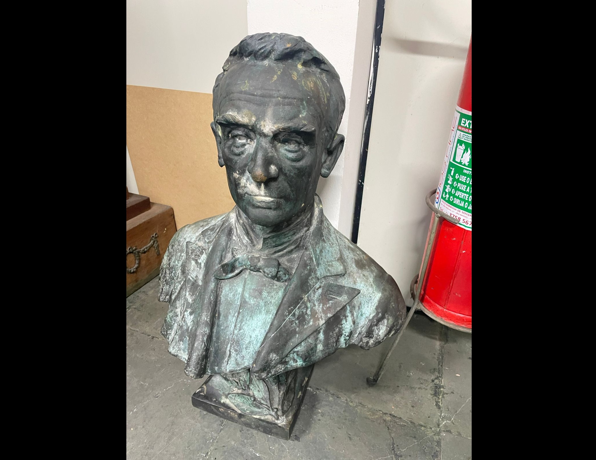 Depois de furto, creia, busto de Cândido Mendes é recuperado