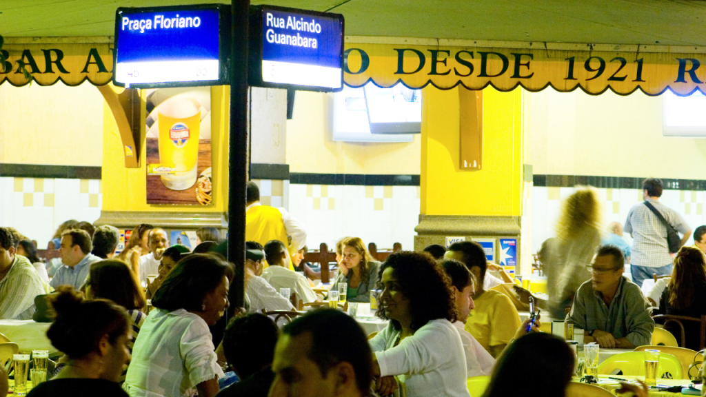 Insegurança na Cinelândia faz o bar Amarelinho fechar mais cedo