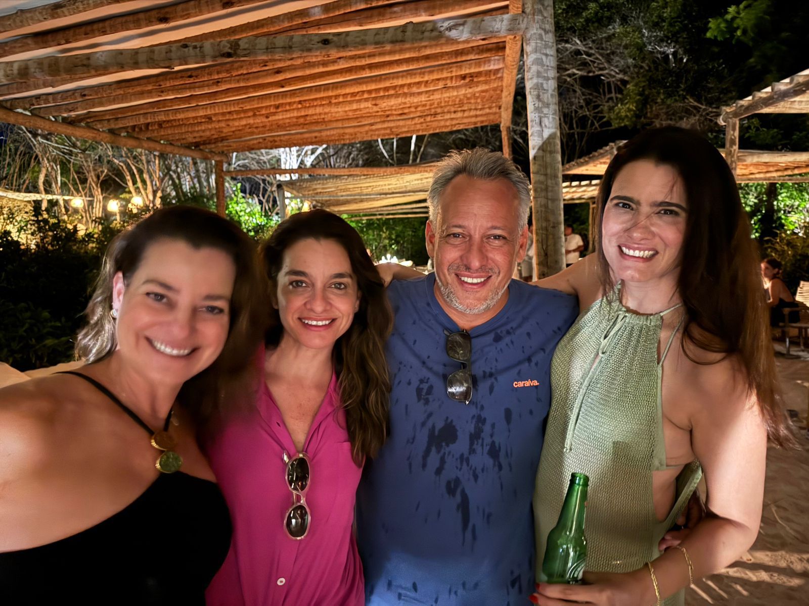 O aniversariante Antonio Pedro Figueira de Mello entre Maria Tereza, Luiza e Joanna Figueira de Mello