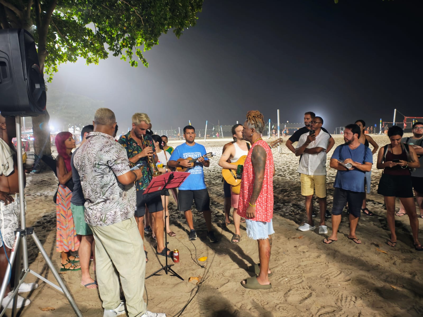 Integrantes do novo bloco Beco das Garrafas reunidos nas areias de Copacabana em seu ensaio de 28 de janeiro