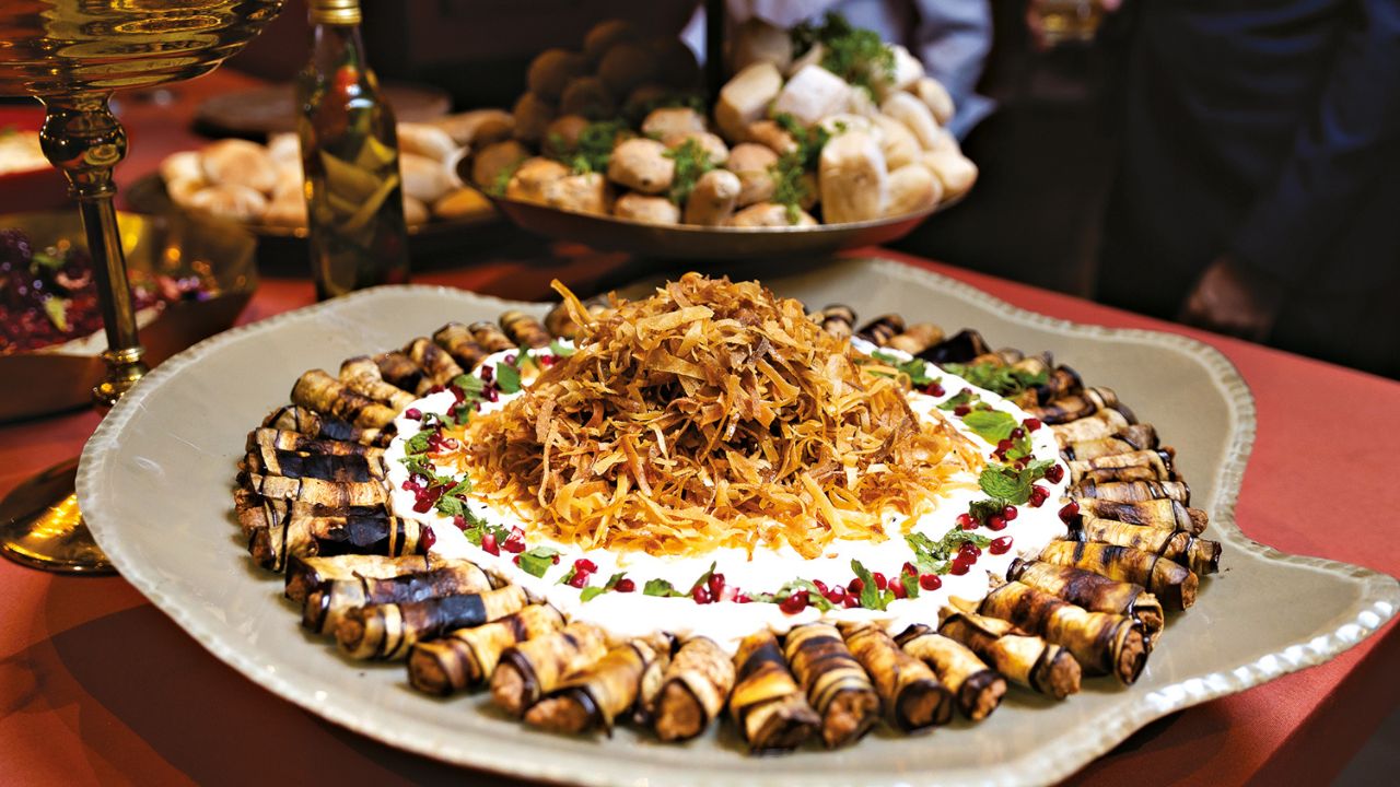 Flor de berinjela, salsa tahine e amêndoas Brunch Libanes_Paula Prandini + Ariani Malouf_Foto Divulgacao (4).jpeg