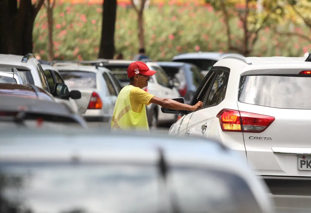 Fim dos flanelinhas? Rio adere ao sistema digital para as vagas públicas