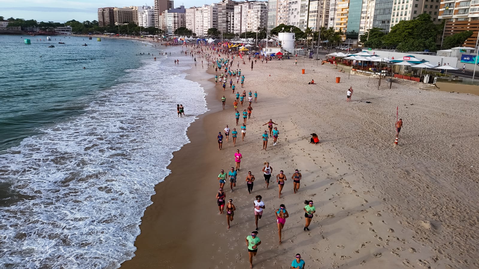 A expectativa é reunir cerca de 2 mil mulheres em Copacabana, em uma programação que combina natação em águas abertas, corrida na areia e beach biathlon