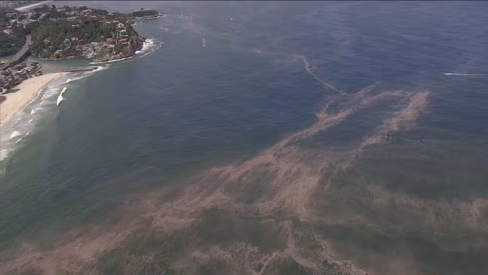 Mancha marrom entre o mar da Barra e São Conrado assusta os cariocas