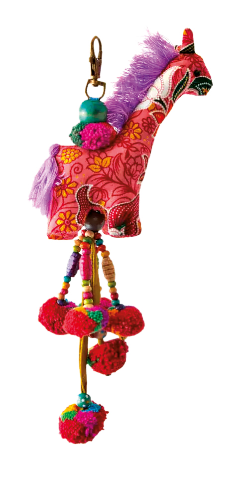 R$ 68,00 Em poli&eacute;ster, com pompons e mi&ccedil;angas. Souq, souqstore.com.br.