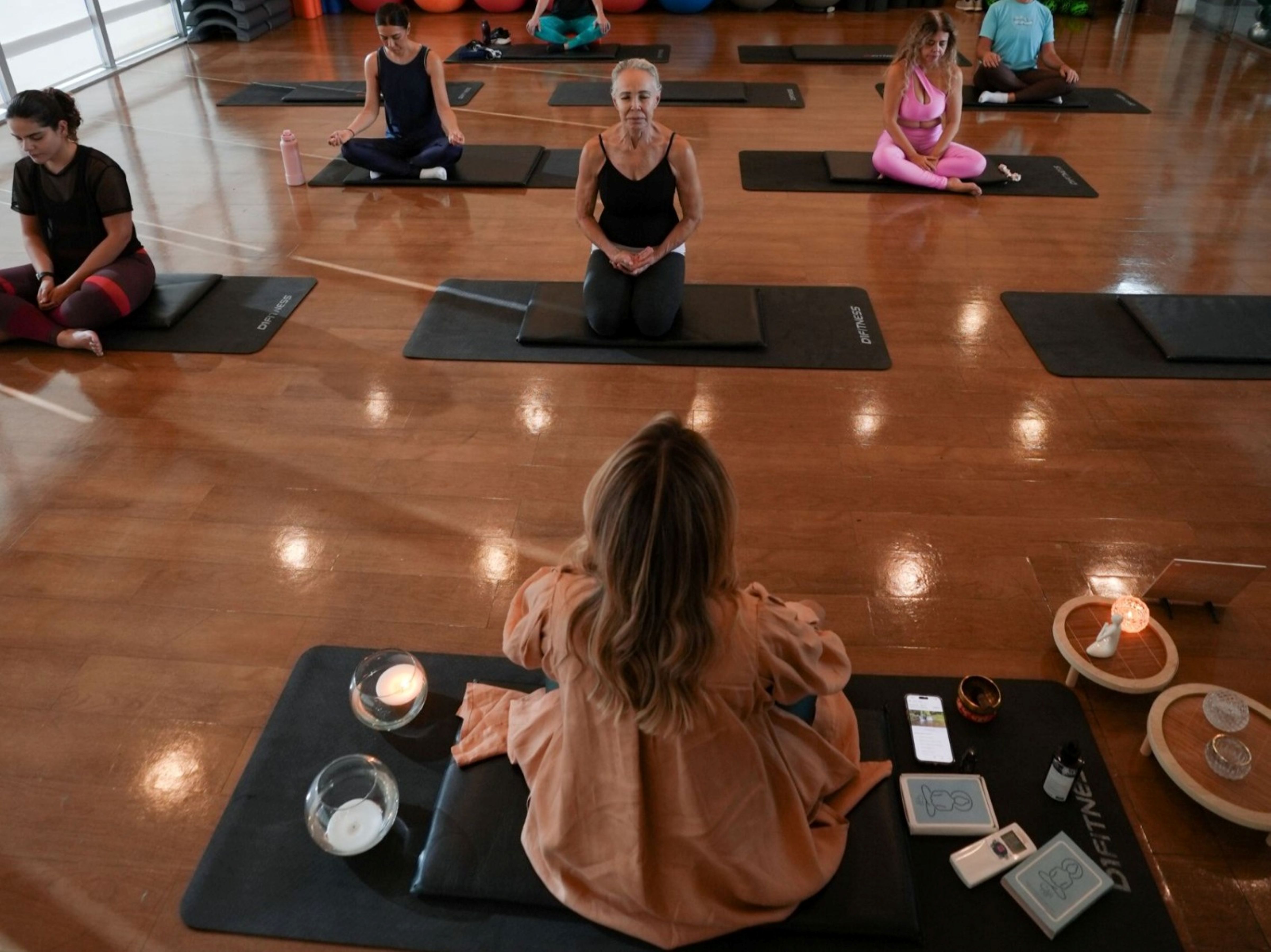 mulheres meditando