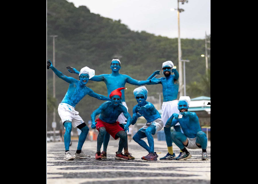 Mais um dia comum no Rio: Smurfs correm pela orla e viralizam