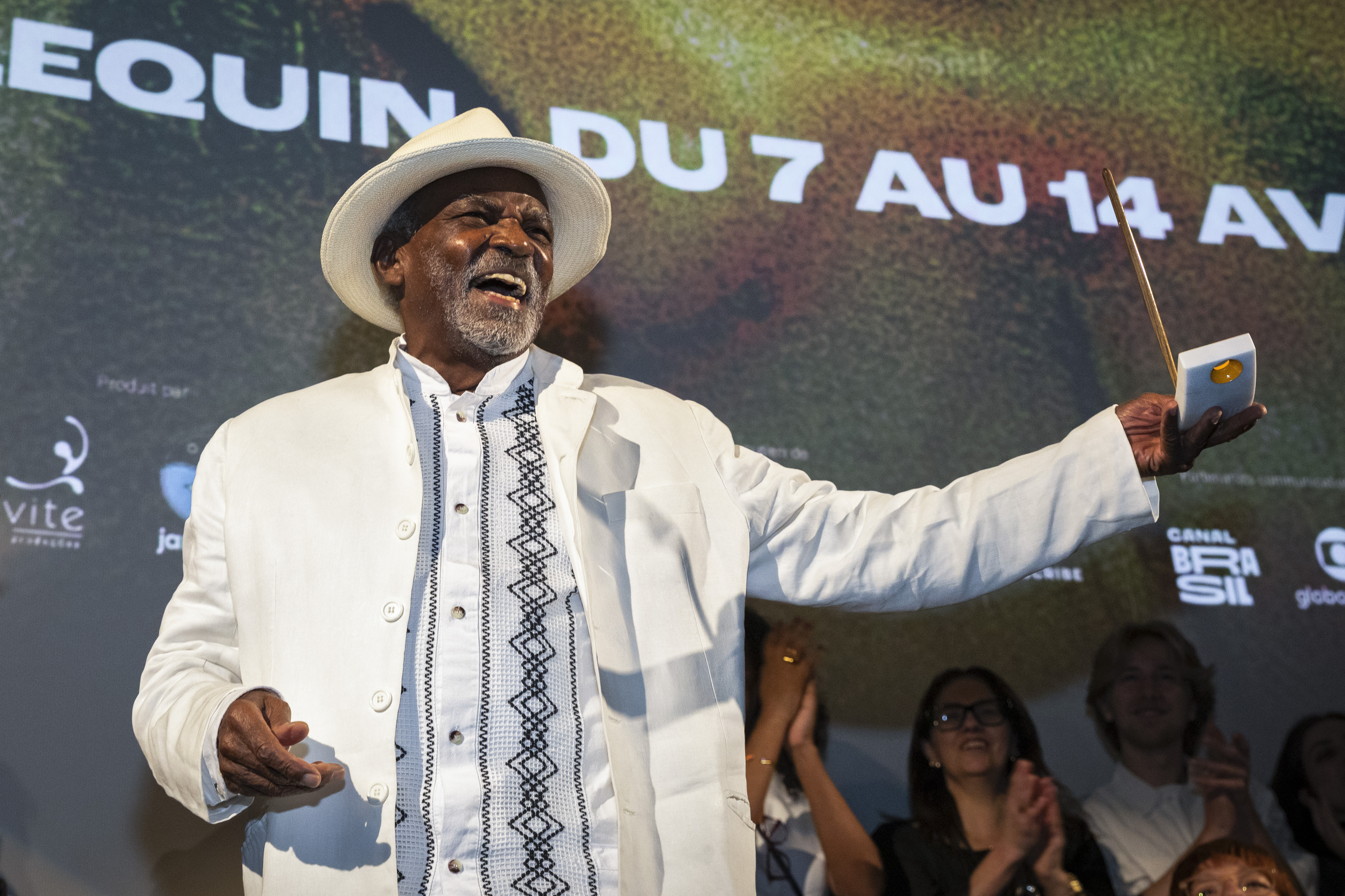 Antônio Pitanga recebeu o Troféu Jangada de Melhor Filme no festival de cinema brasileiro em Paris