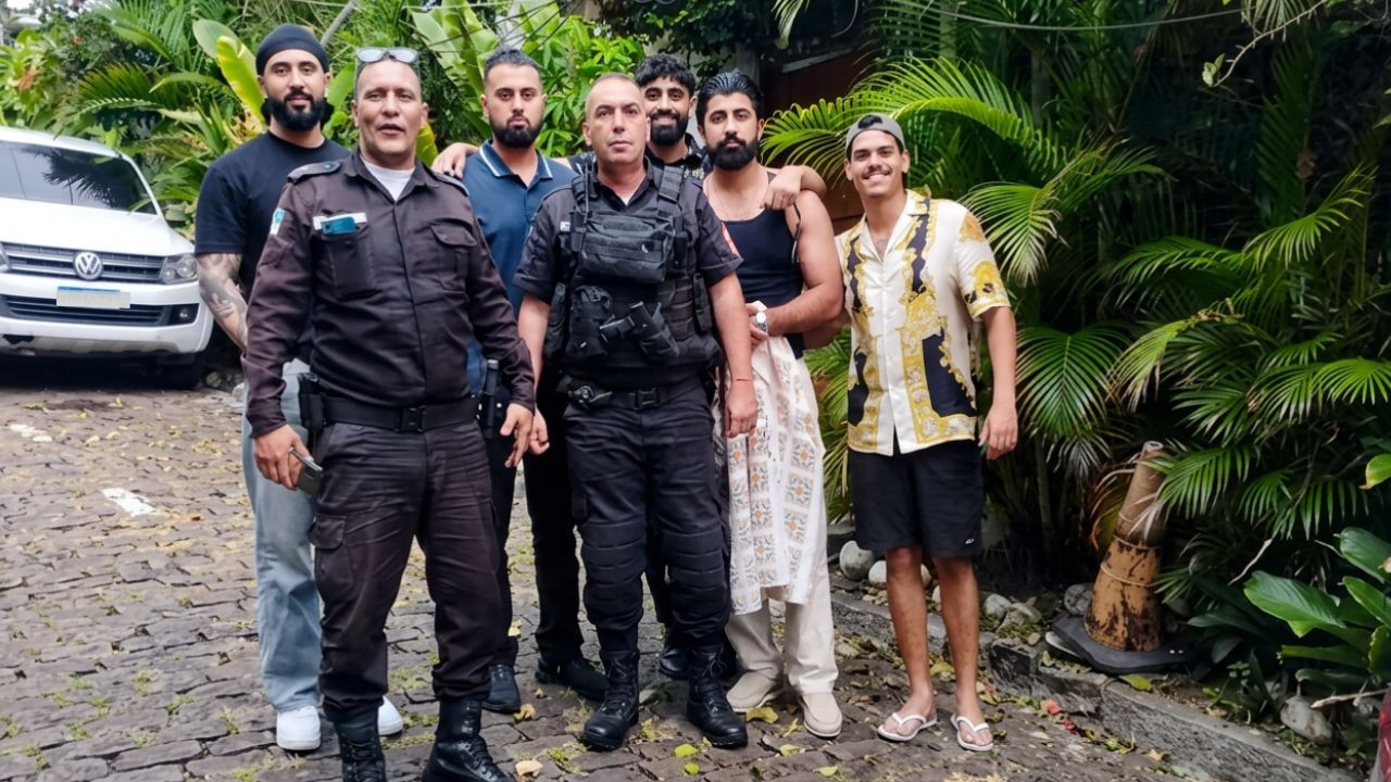 Assaltados pós Pedra do Sal: turistas posam com policiais militares