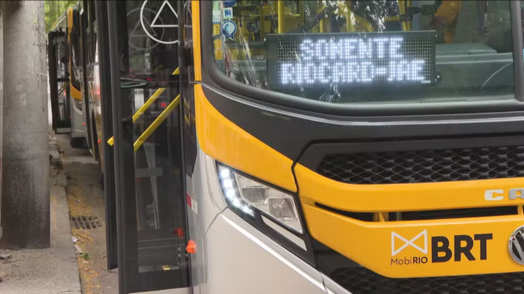 Passageiros de ônibus que pararam de aceitar dinheiro fazem reclamações