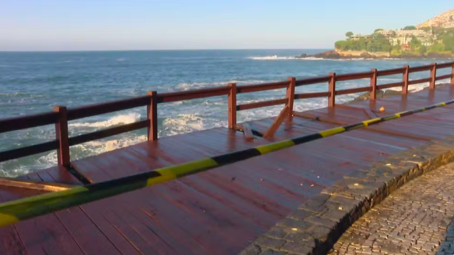 Ressaca danifica píer do mirante do Leblon, interditado para reparo