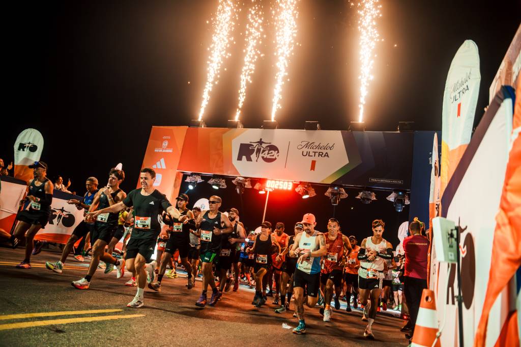 Na madrugada da maratona, o Rio ainda desperta, mas milhares de histórias já estão em movimento.