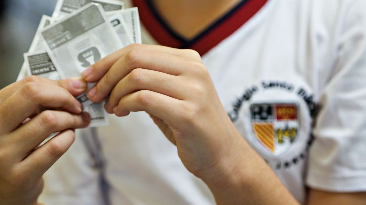 Se não pode vencê-los: álbum da Copa vira material didático em escolas