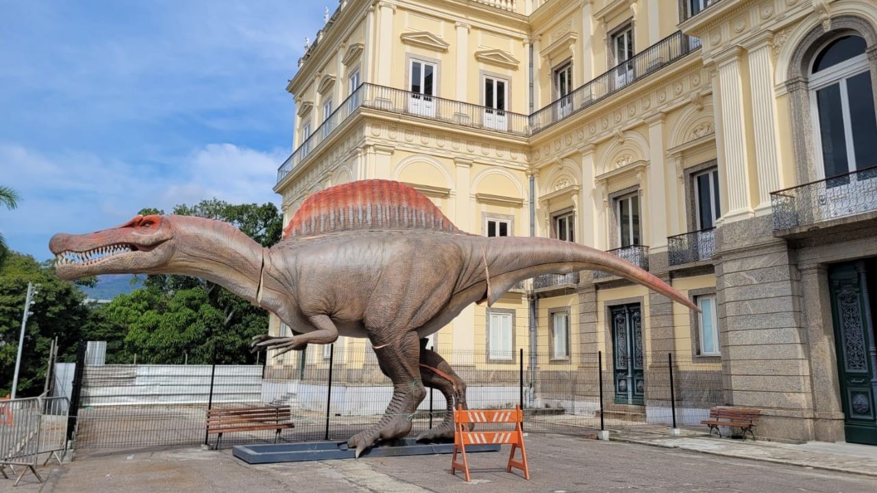 Museu Nacional réplica gigante dinossauro visitar