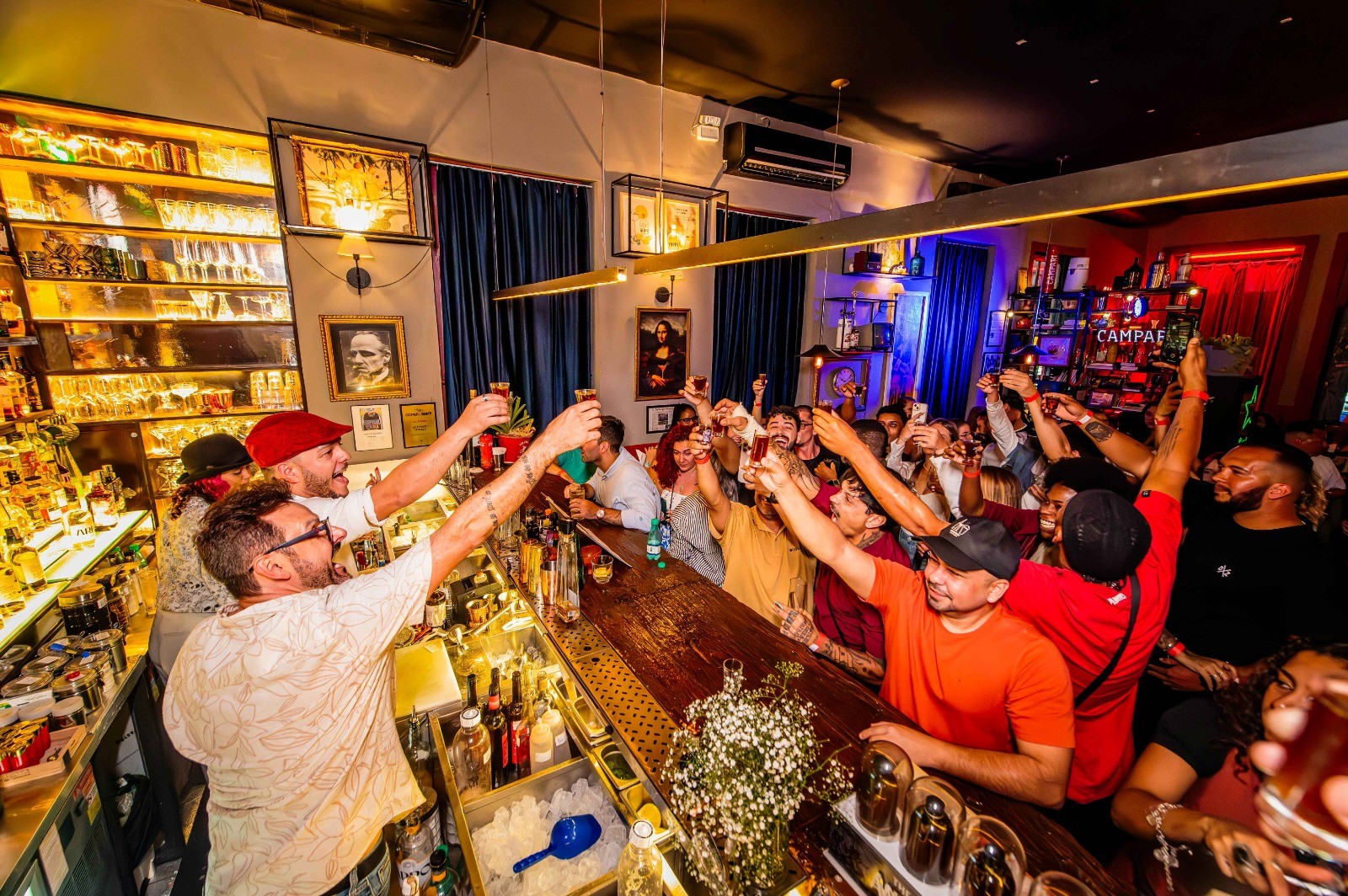 bartenders festejam no balcao